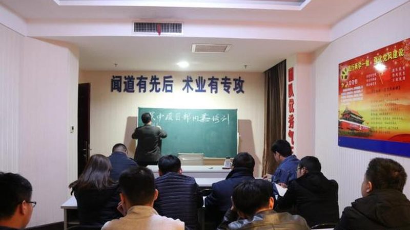 在选择成人高考辅导班时，可以从以下几个方面来参考价格：