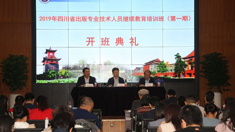 成人教育的收费标准存在较大差异，主要体现在以下几个方面：